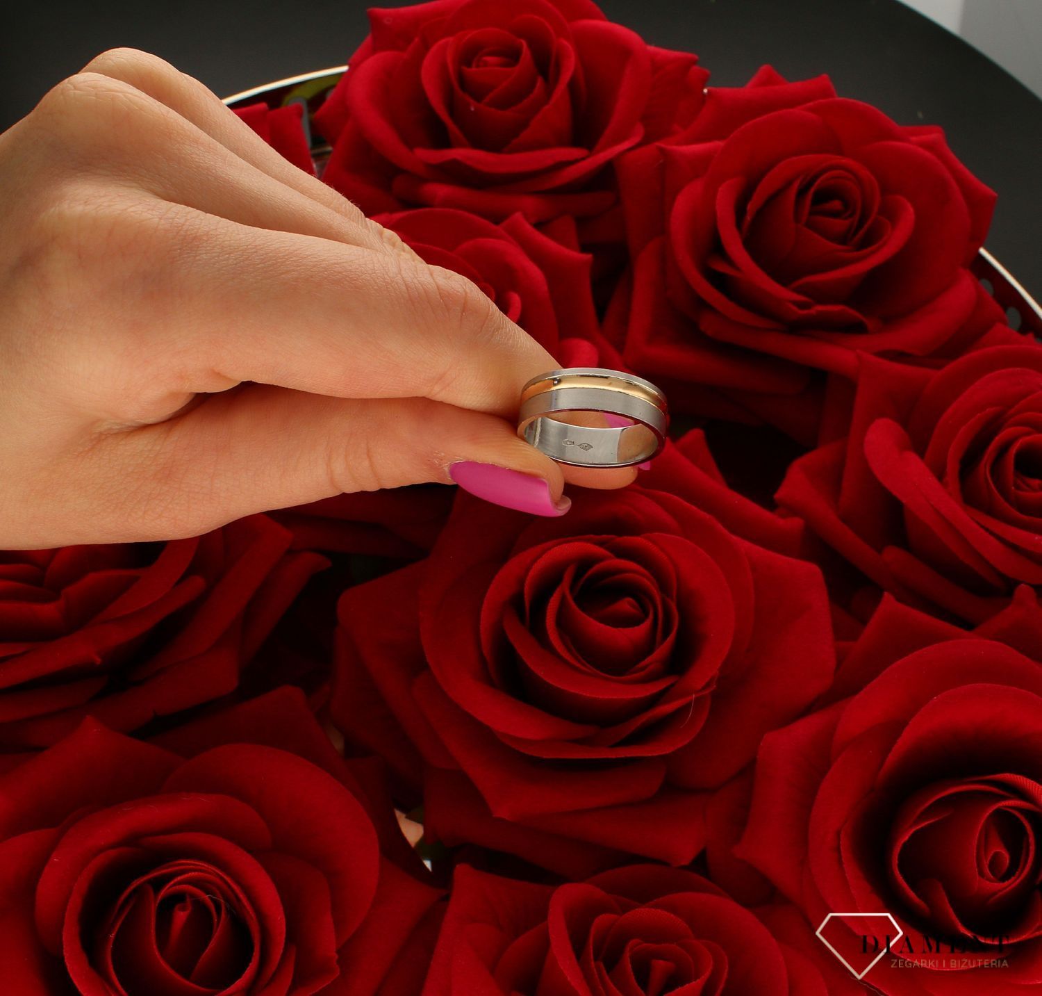 Złota obrączka damska płaska z żółtym paskiem 585 – elegancja i ponadczasowy styl.jpg